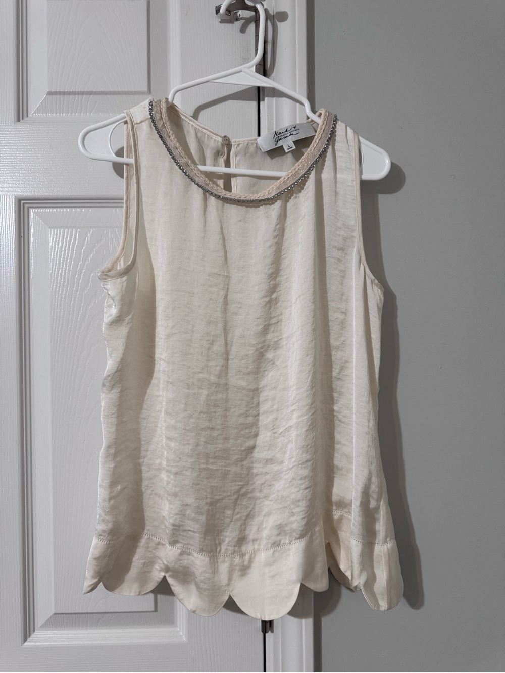 Mark & James by Badgley Mischka Cream Scalloped Hem Sleeveless Top